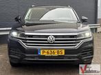 Volkswagen Touareg 3.0 TDI R-Line | Luchtvering | Camera | L, Auto's, Volkswagen, Automaat, 173 g/km, Zwart, Diesel