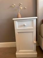Wit houten nachtkastje, Huis en Inrichting, Ophalen, Gebruikt, Minder dan 45 cm, 70 cm of meer
