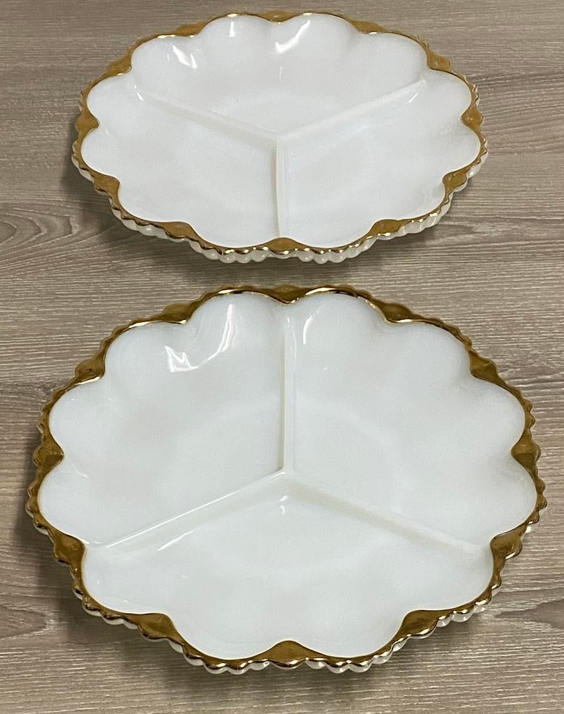 2 assiettes vintages en opalin blanc, prix: 12€, Maison & Meubles, Enlèvement ou Envoi, Comme neuf, Verre