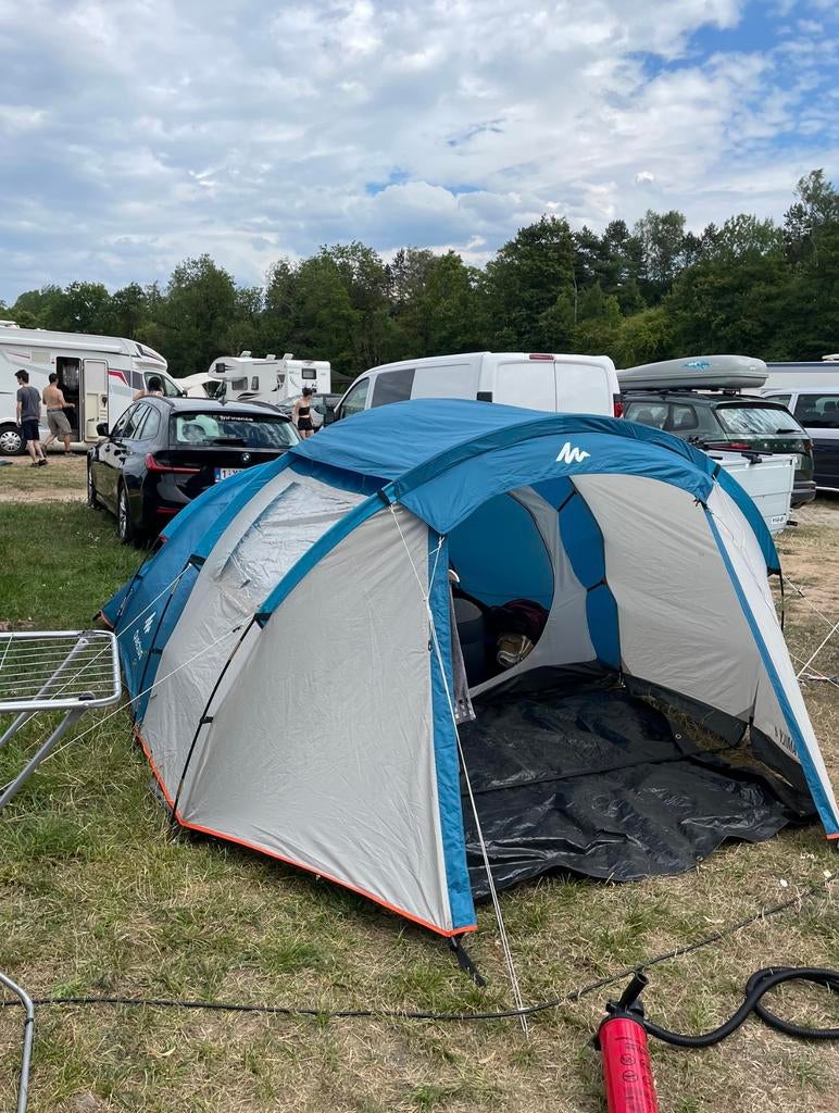 Quechua tent family Arpenaz 4.1, Caravans en Kamperen, Ophalen, Zo goed als nieuw