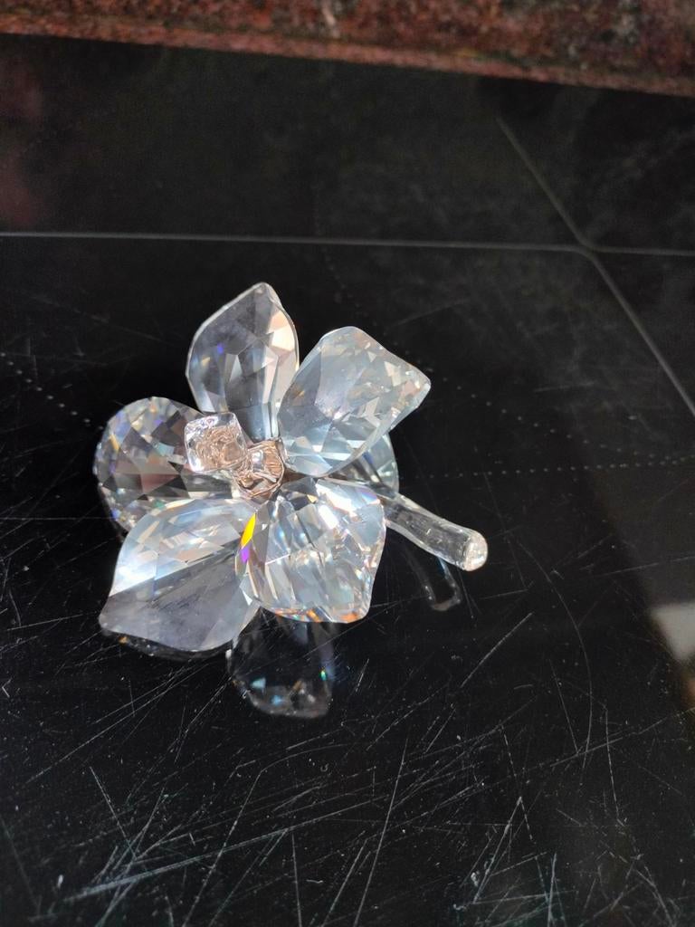 Fleur Swarovski rose clair, Enlèvement