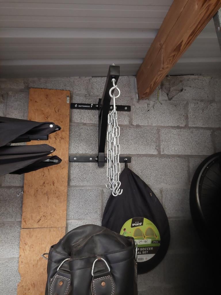 Muurbeugel voor bokszak plus bokszak gratis