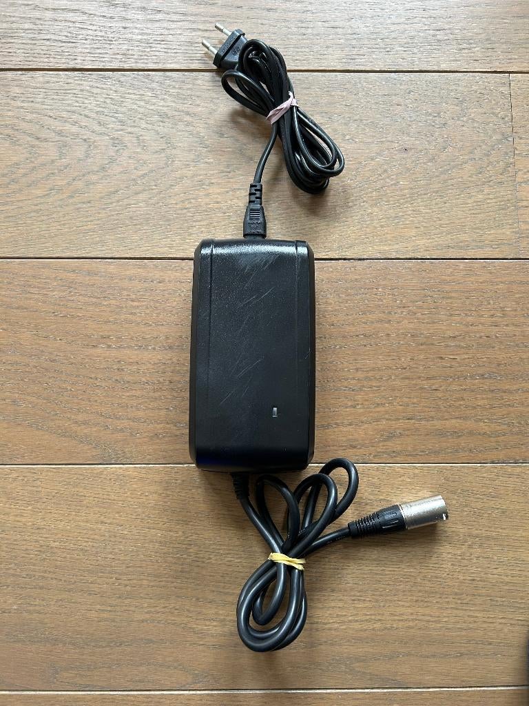 GIANT GLI180A Chargeur de batterieen parfait état, Vélos & Vélomoteurs, Enlèvement ou Envoi, Comme neuf