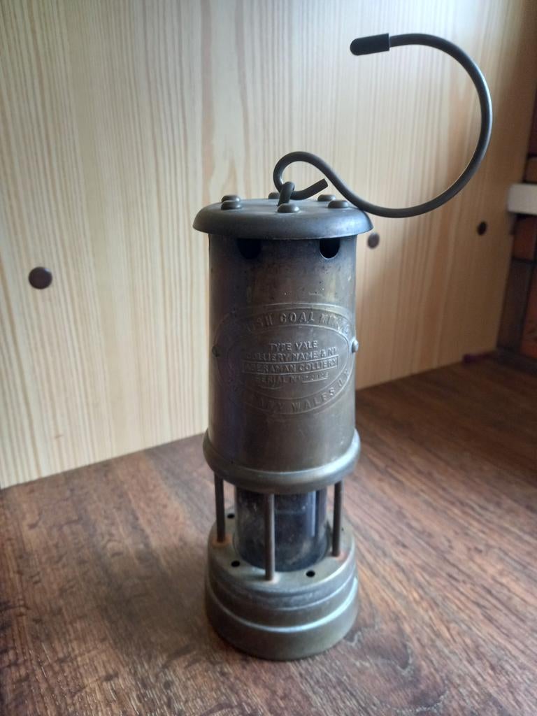 Britse messing mijnwerkerslamp, Ophalen