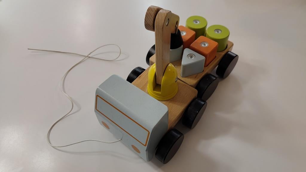 Houten vrachtwagen met trekkoord, Ophalen