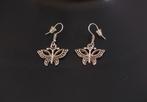 Zilverkleurige vlindertjes hang oorbellen - nieuwstaat, Bijoux, Sacs & Beauté, Boucles d'oreilles, Enlèvement ou Envoi, Comme neuf