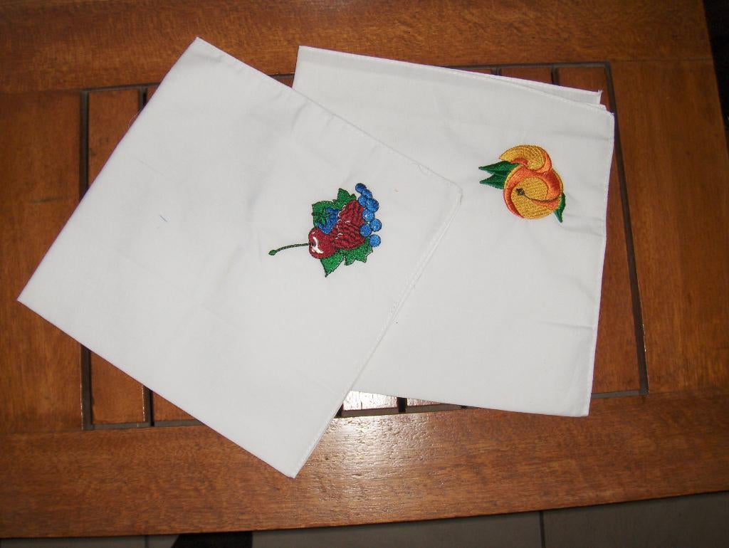 Serviette de table tissu blanc 40x40cm. Brodé fruit., Maison & Meubles, Enlèvement ou Envoi, Neuf, Carré