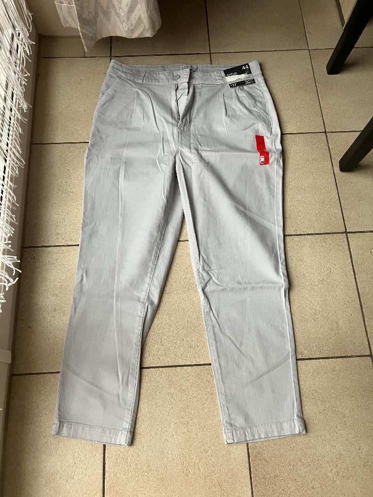 Nieuwe licht grijze broek - maat 44, Kleding | Dames, Broeken en Pantalons, Ophalen of Verzenden, Nieuw, Maat 42/44 (L)