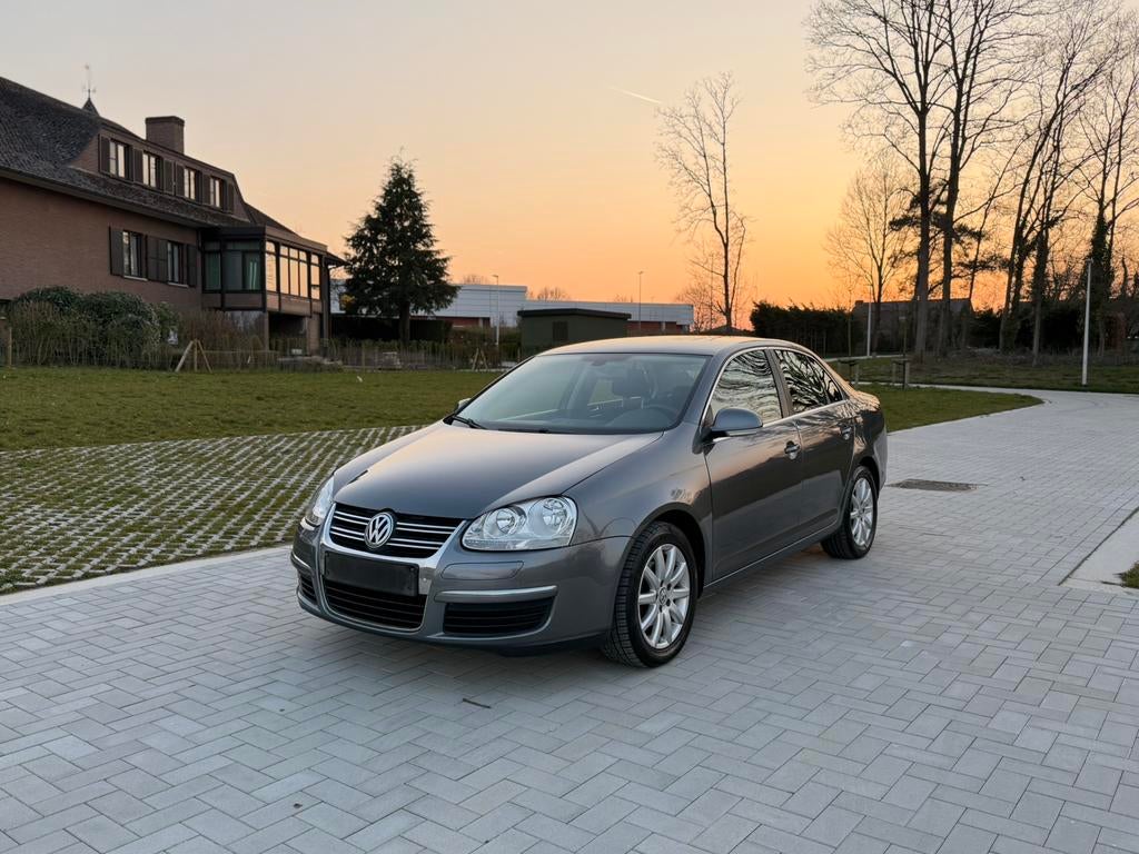 Volkswagen Jetta 1.6tdi euro5 gekeurd, Auto's, Voorwielaandrijving, Euro 5, Stof, Zwart