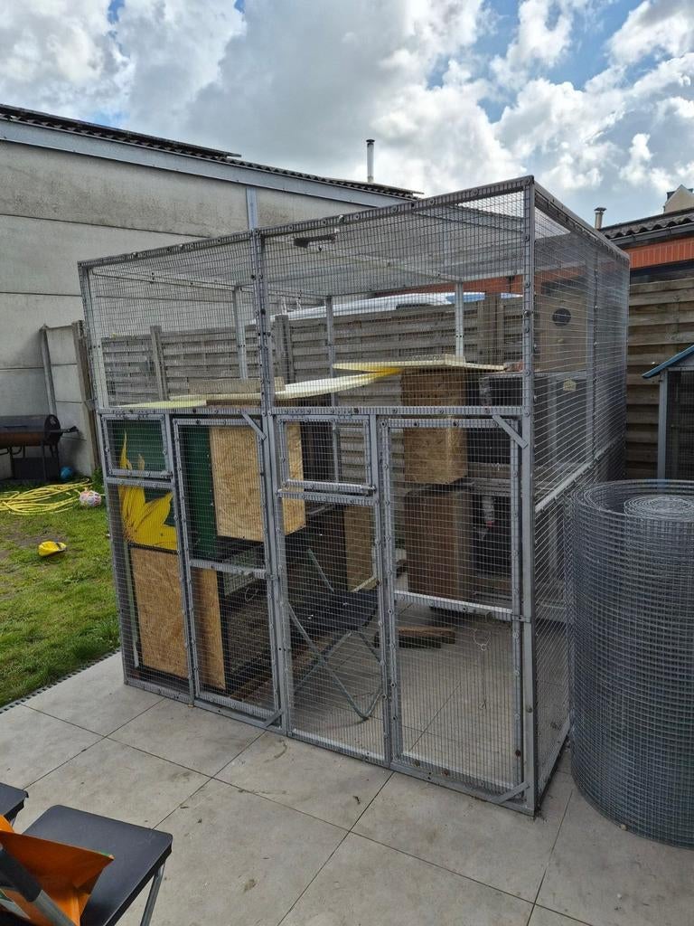 Voliere 2x2x2 in gealvaliseerd  met 2 deuren in  zie foto s, Ophalen