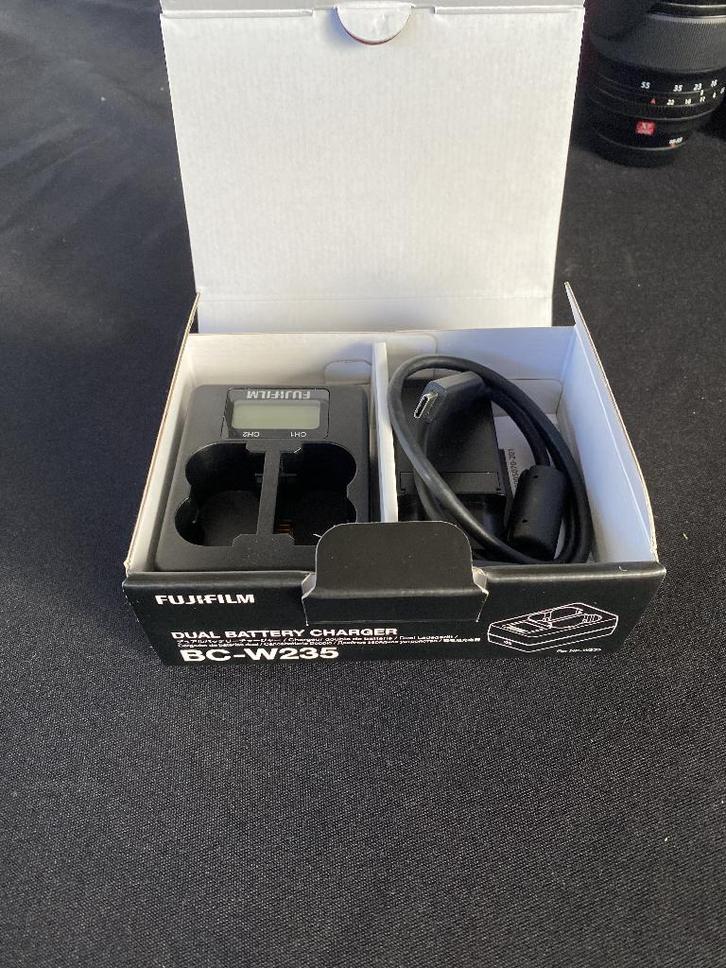 Dubbele batterijlader Fujifilm BC-W235, Audio, Tv en Foto, Fotografie | Accu's en Batterijen, Zo goed als nieuw, Ophalen