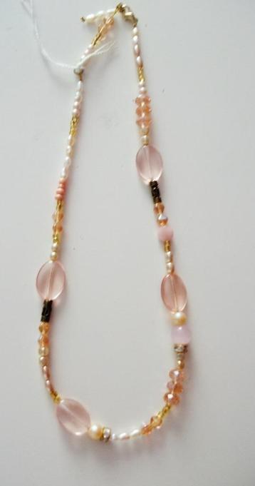Te koop: Nieuw! Mooie roze ketting met goudkleurige details. beschikbaar voor biedingen