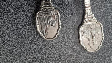  2 zilveren lepeltjes le Kremlin en La Sagrada familia  Barc