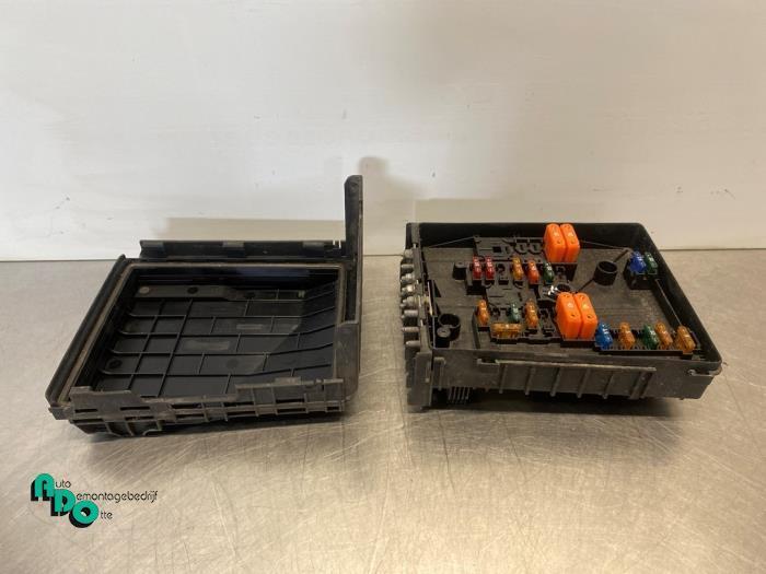 Boîte à fusibles d'un Volkswagen Caddy (Caddy 04-), Autos : Pièces & Accessoires, Électronique & Câbles, Volkswagen, Utilisé, 3 mois de garantie