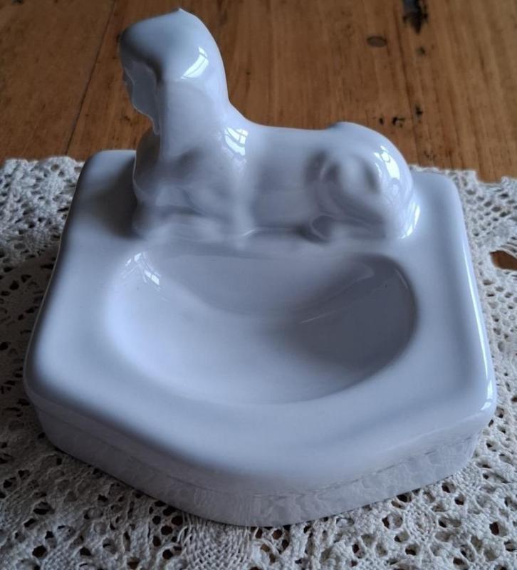 Wit keramiek Sphinx zeepbakje, Art Deco, Antiek en Kunst, Curiosa en Brocante, Ophalen of Verzenden
