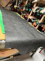 Zwarte halve huid 1.3 mm dik iets stug krokodil print A559, Hobby en Vrije tijd, Ophalen of Verzenden, Zo goed als nieuw