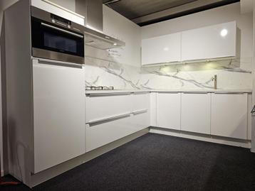 Hoogglans Witte Showroom Keuken + Apparatuur + GEDEMONTEERD beschikbaar voor biedingen