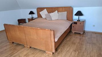 Kingsize bed incl 2 nachtkastjes ca.1930 in zeer mooie staat beschikbaar voor biedingen