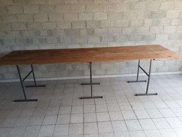 Praktische stevige tafel op stalen schragen beschikbaar voor biedingen