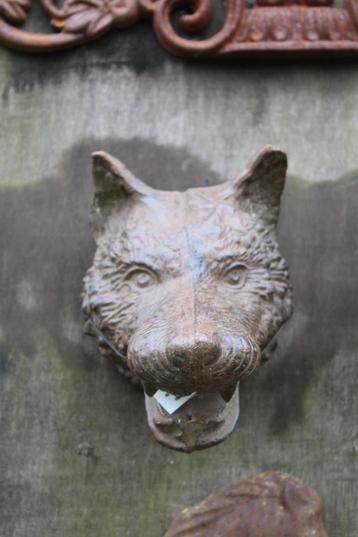 wolvenkop, aan de muur gemonteerde gietijzeren buste. beschikbaar voor biedingen