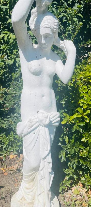 Klassiek Tuinbeeld van een Vrouw beschikbaar voor biedingen