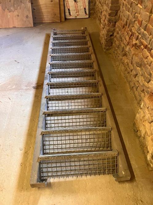 metalen trap -  stalen trap - magazijn -, Doe-het-zelf en Bouw, Ladders en Trappen, Zo goed als nieuw, Trap, 2 tot 4 meter, Ophalen