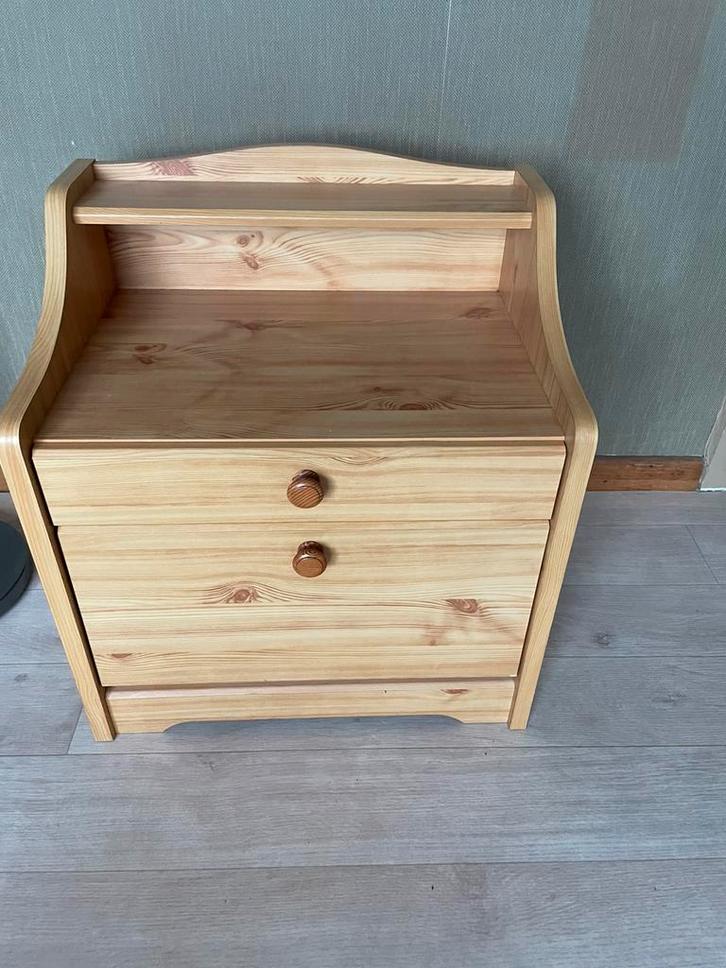 Houten boekenrek + nachtkastje – neutrale look, past overal!, Huis en Inrichting, Slaapkamer | Nachtkastjes, Zo goed als nieuw