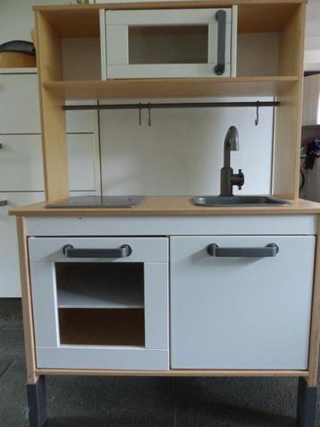 Ikea speelgoedkeukentje met div toebehoren beschikbaar voor biedingen