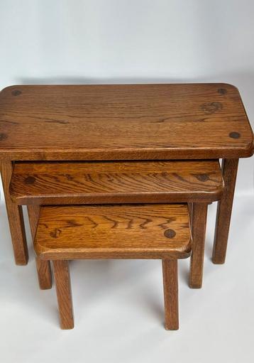 Drie bijzettafels van massief hout.   beschikbaar voor biedingen