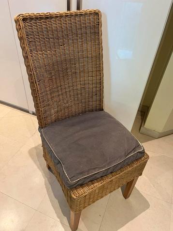4 rieten stoelen nog in goede staat; +- 10€/stoel beschikbaar voor biedingen