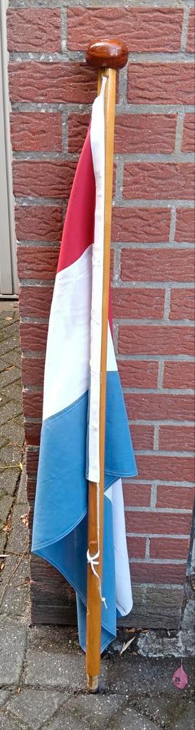 Vlaggenstok inclusief grote Nederlandse vlag  beschikbaar voor biedingen