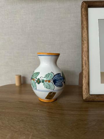 Keramiek vaasje Hongarije beschikbaar voor biedingen
