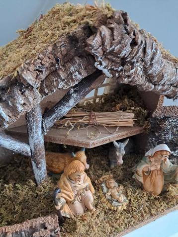 Houten Kerststal met figuren  beschikbaar voor biedingen