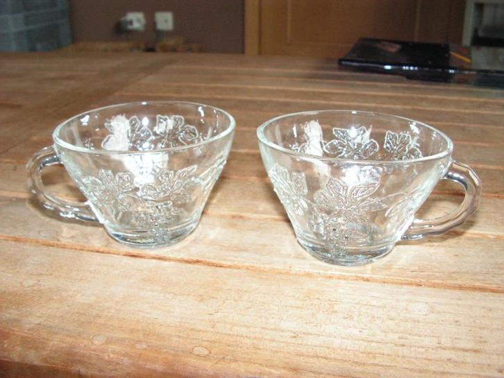 Set van 12 prachtige glazen tassen., Huis en Inrichting, Keuken | Servies, Zo goed als nieuw, Kop(pen) en/of Schotel(s), Glas