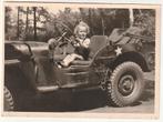 Photo Petit garçon bouclé assis au volant jeep militaire, Enlèvement ou Envoi, Utilisé, Enfant, Photo