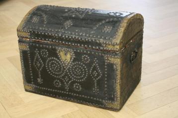 18de eeuws kistje beschikbaar voor biedingen