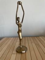 Vintage bronzen vrouwelijke figuur met bal, Ophalen of Verzenden