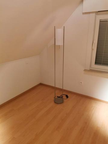 Moderne vloerlamp  beschikbaar voor biedingen