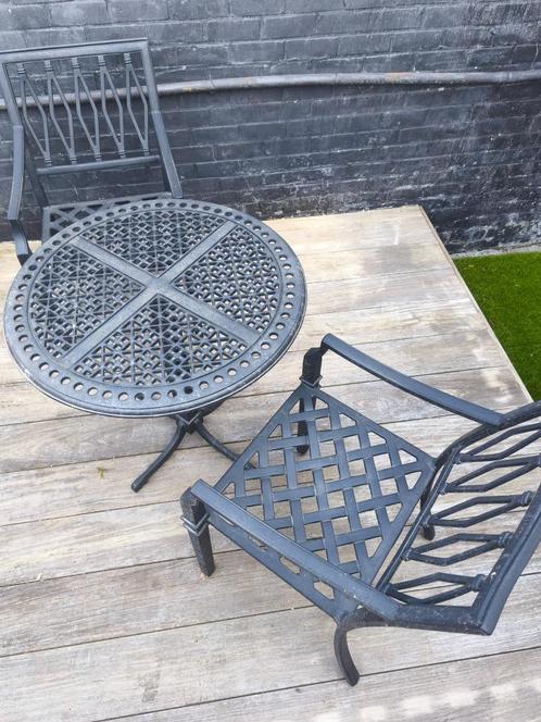 tuintafel en 2 stoelen set in vol gietaluminium van OXLEY, Tuin en Terras, Tuintafels, Zo goed als nieuw, Rond, Aluminium, Ophalen