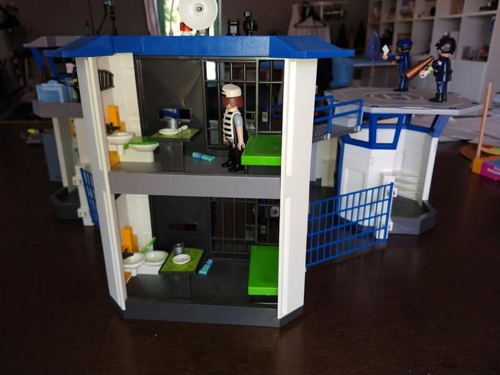 2 Dozen Politiebureau met gevangenis/ politie, jeep, boot, Kinderen en Baby's, Speelgoed | Playmobil, Zo goed als nieuw, Complete set