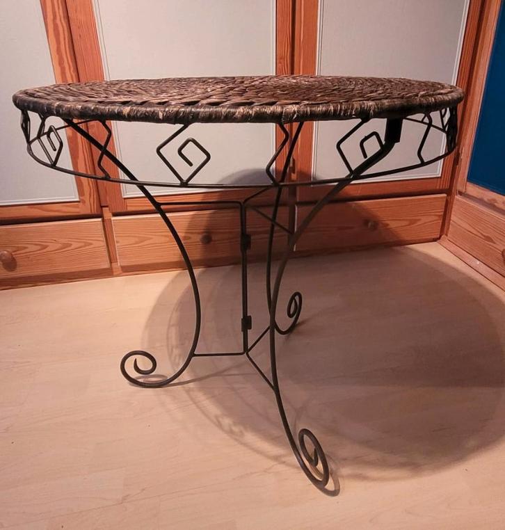 Table ronde VINTAGE en fer forgé et dessus en osier 70 cm, Maison & Meubles, Tables | Tables d'appoint, Enlèvement