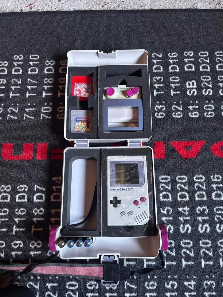 Gameboy met pokémon red gamekeeper en extra’s, Games en Spelcomputers, Games | Nintendo Game Boy, Zo goed als nieuw, Vanaf 7 jaar