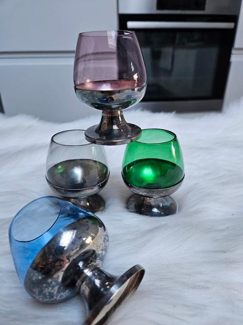 4 vintage, gekleurde cognacglazen op zilveren voet - BREVET, Huis en Inrichting, Keuken | Servies, Gebruikt, Glas, Ophalen of Verzenden