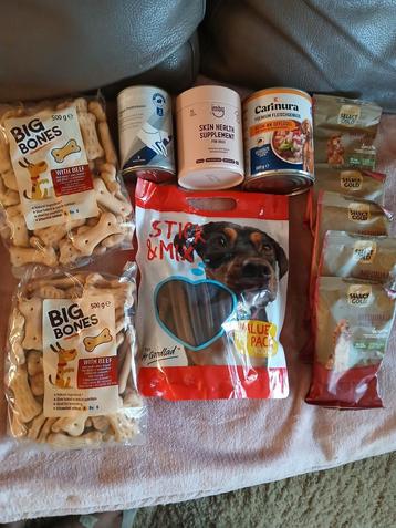 Honden eten, koekjes en snoepjes beschikbaar voor biedingen
