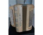 Accordeon Menghini, Muziek en Instrumenten, Accordeons, Gebruikt, 96-bas, Met koffer, Knopaccordeon