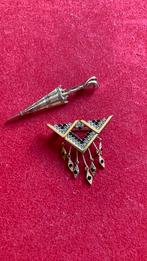 2 oude broches goudkleurig, Handtassen en Accessoires, Broches, Ophalen, Zo goed als nieuw