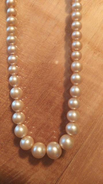 Collier ancien avec perles artificielles