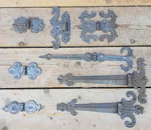 Antieke oude smeedijzeren scharnieren deur luik raam, Doe-het-zelf en Bouw, Hang- en Sluitwerk, Nieuw, Scharnier, IJzer, Ophalen of Verzenden