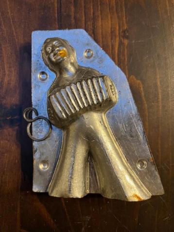Oude chocoladevorm, kind met accordeon beschikbaar voor biedingen