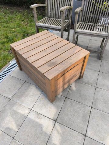 Deux Chaises et coffre de jardin  beschikbaar voor biedingen